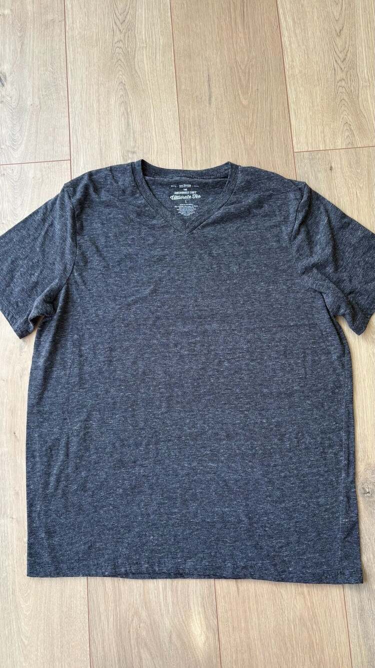 Urban Pipeline Ultimate Tee Size L Gray V-Neck Soft T-Shirt